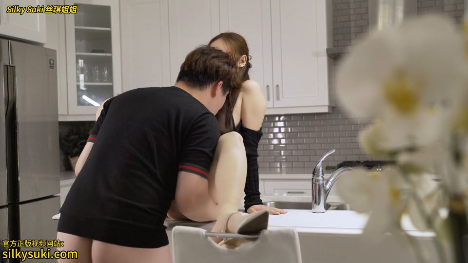 [K2S.CLUB] SilkySuki - The Delivery Man Fucks The Horny Housewife Who Was Alone For Too Long - FullHD 1080P