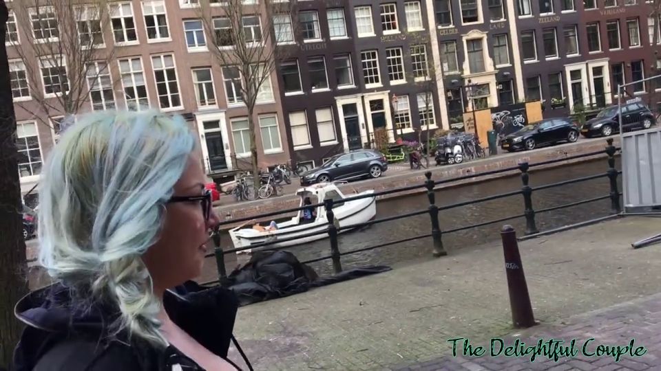 The Delightful Couple - Exnovia venezolana pasea con la cara llena de semen por el centro de Ámsterdam (Cumwalk en español)
