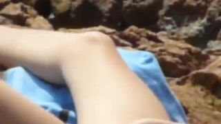 voyeur blonde girl fingering pussy on the beach on masturbation porn -9