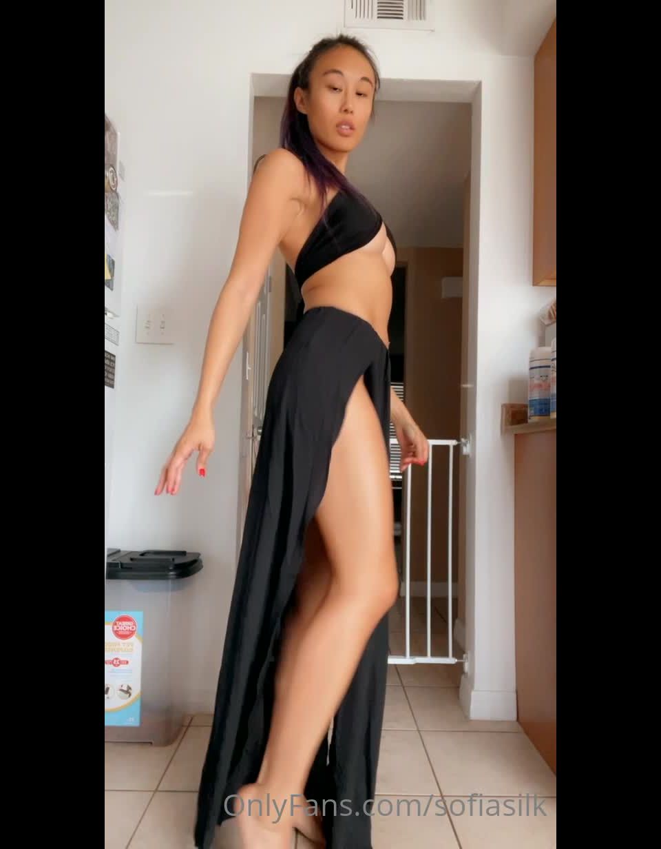 Onlyfans - Sofia Silk - sofiasilkThis is why it takes forever for me to clean out my closet  I pause to dance and thank - 28-05-2021