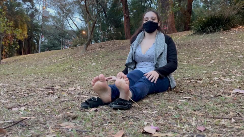 Noccioli Feet – LANA NOCCIOLI in PUBLIC Ep 9 – My man WORSHIP my FEET in a PUBLIC PARK Foot