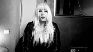 Lady Patricia - Sexy Smoking in Leather - Smoking-1
