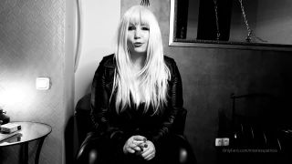 Lady Patricia - Sexy Smoking in Leather - Smoking-2