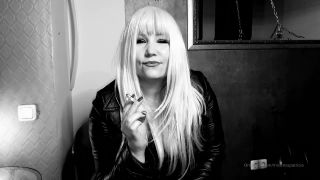 Lady Patricia - Sexy Smoking in Leather - Smoking-7