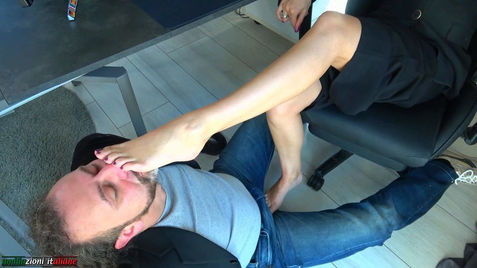 Umiliazioni Italiane - Smelly Feet,  Femdom.