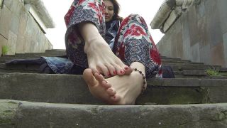 6242 I Show Off My Dirty Feet  Lick It-3