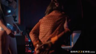 The Go-Go Heist Ho (Blowjob porn) Barbie Sins-1