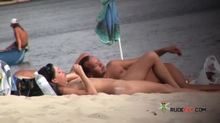 CIAO, LO SCORSO MESE IN SPIAGGIA. NON ERAVAMO IN UNA SPIAGGIA PER NUDISTI!  6-5