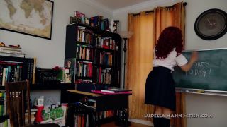 Video Ludella Hahn : Idle Hands 720p HD-4