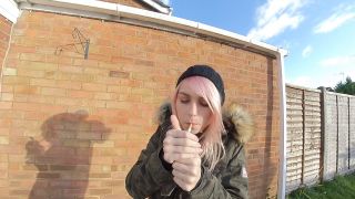 Chloe Toy - Smoke break - Smoking-1