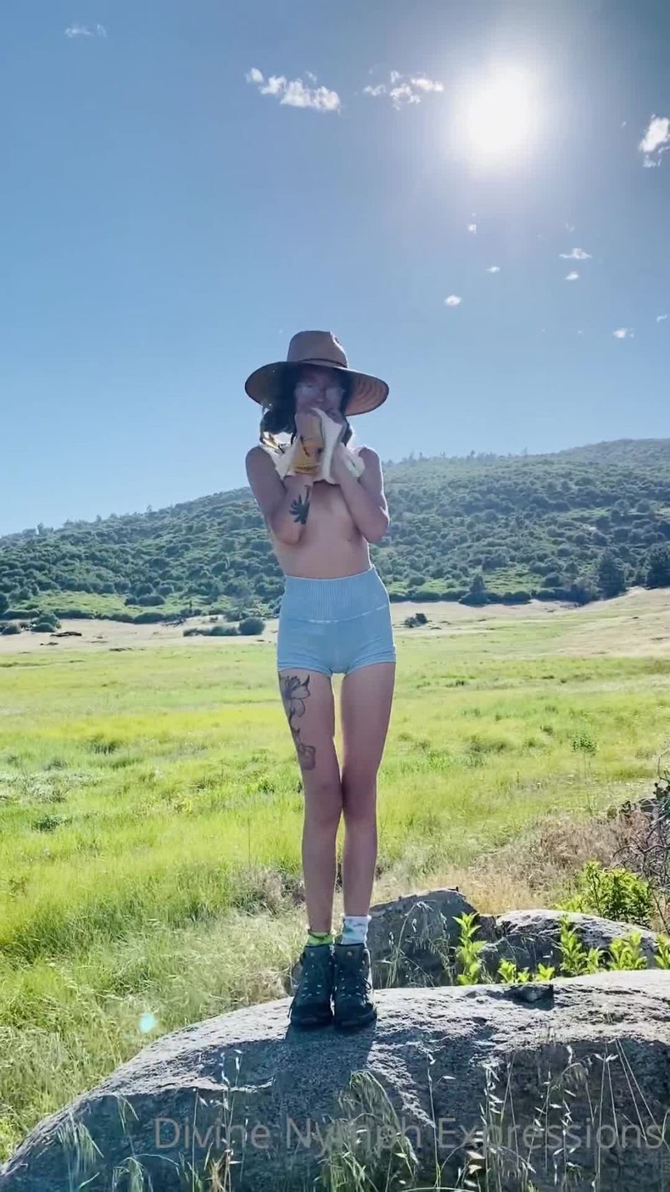 Mammawild - Niki Wildflower () Mammawild - sometimes i enjoy nature with my clothes on i know weird right 02-06-2020