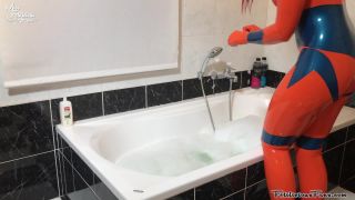 FetiliciousFans SiteRipPt 1Latex Bath Time-0