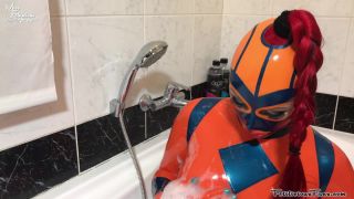 FetiliciousFans SiteRipPt 1Latex Bath Time-1