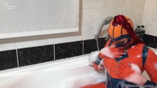 FetiliciousFans SiteRipPt 1Latex Bath Time-2