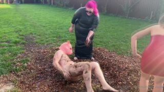 Mistress Zeida Mistresszeida - video slave rolling in the leaves while we humilate him in latex rubber 23-11-2022-1