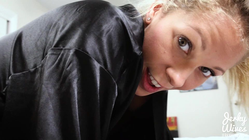 Nikki Brooks in Neglected Mommy (Amateur porn)