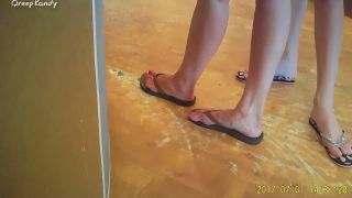 Candid moms feet in flops w Foot-1