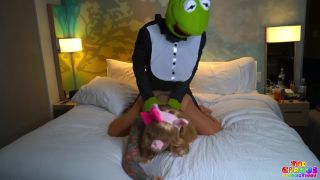 GIbbyTheClown - Ms. Piggy fucks Kermit The Clown - Clowns-2