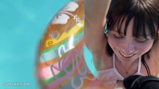 MAAN-1083 【スタイル抜群ハーフ系ビキニ美女】海で助けてくれた子はノリも面倒見もいい最高の女！！ちょうどいい理由もできて、プールで遊びお酒も入りそのままホテin！！程よい肉付きがそそるスレンダー美ボディ！プリプリ桃尻を震わせて敏感おま●こでイキまくり！夏だしまーいっかのノリで夏満開の大解放SEX！！【水着っ子ナンパ】【noa】-1