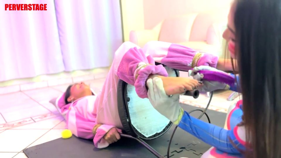 Perverstage Tickle duel Dva vs Juri Round 1 (Custom) (Fetish porn)