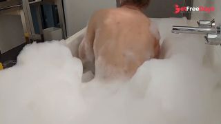 Bubble-cum I fuck my fat pink pussy in the bath until I orgasm and get fucked-2