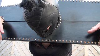 Schmerzvolle Torturen fur das Sklavenschwein auf der Dach...-2