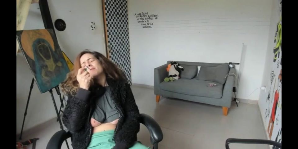 Big Tits Milf baila trap y termina denuda