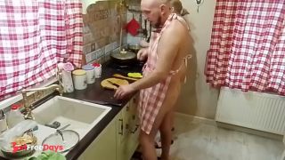 Мачеха готовит голой, а я дрочу на нее-8