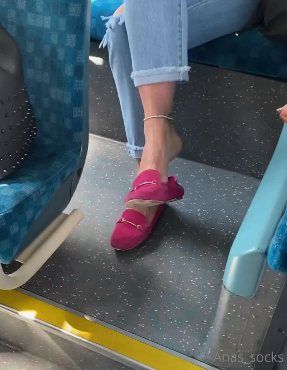 Ana - anas socks () Anassocks - dangling my sweaty flats on the bus wonder how many ppl seen me dropping my flats 25-08-2021