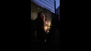 [K2S.CLUB] JulieEroticDress - Beleuchtetes Spritzen Draussen - HD 720P-8