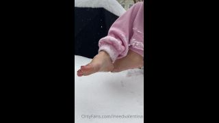 Valentina Fox - ineedvalentina () Ineedvalentina - sparkly red toes in the snow 18-12-2020-2