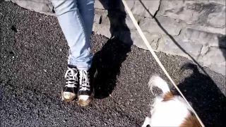 PASSEGGIATA AI PIEDI DELLA PADRONA / SCARPE SPORCHE / PADRONA CLAUDIA-6