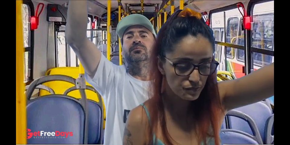 Estudante deixa estranho esfregar pau em transporte publico