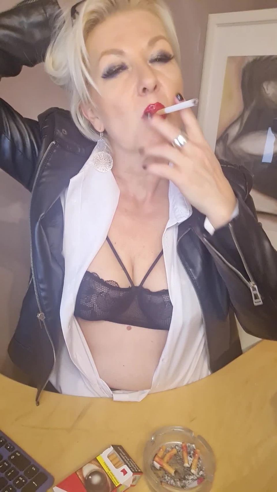 Smoker Mummy shows you her lovely Marlboro Red 100 chain smoke.