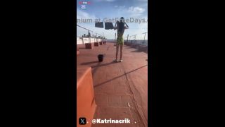 Mi vecino me espia colgando la ropa y le regalo una mamada-2