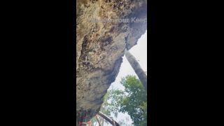 Hombre finge grabar naturaleza mientras turista latina se desnuda y accede a chuparle la verga  POV-1