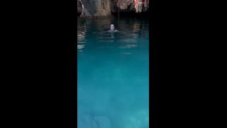 Hombre finge grabar naturaleza mientras turista latina se desnuda y accede a chuparle la verga  POV-7