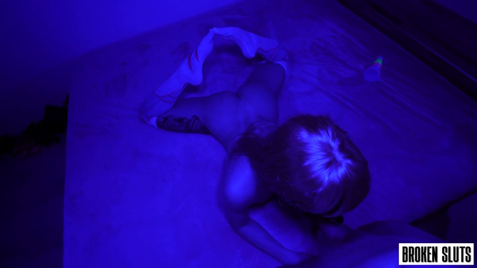 6220 Brokensluts - Ana Lingus