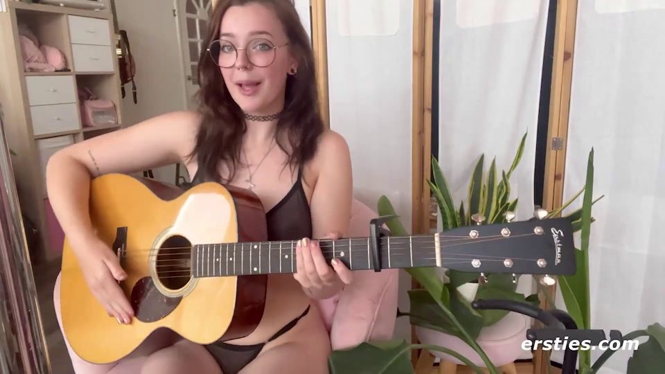 Ersties  21 Year Old Feya Shows Us Her Very Sexy Body