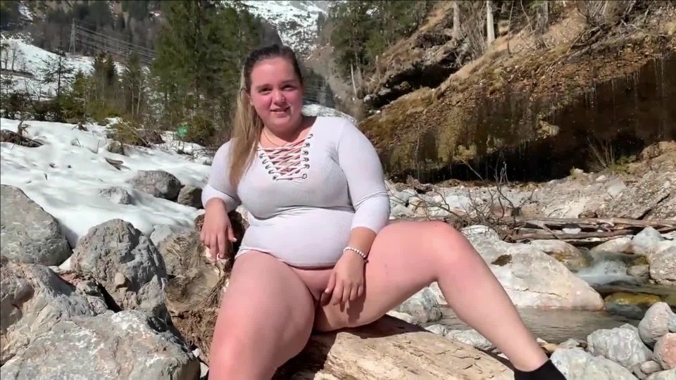 free xxx video 43 KimberlyCaprice - Outdoor Pissen auf einem Baumstamm on amateur porn hardcore big porn