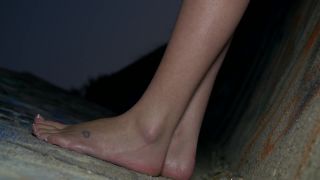 Jordyn's barefoot show at night-2