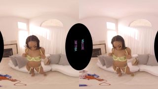 Let Me Try On These Outfits For You - Smartphone VR-2