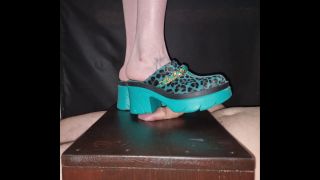[K2S.CLUB] My Balls Need Busting - Chunky Slippers Ball Crushing On The Ball Standing Table - FullHD 1080P-1