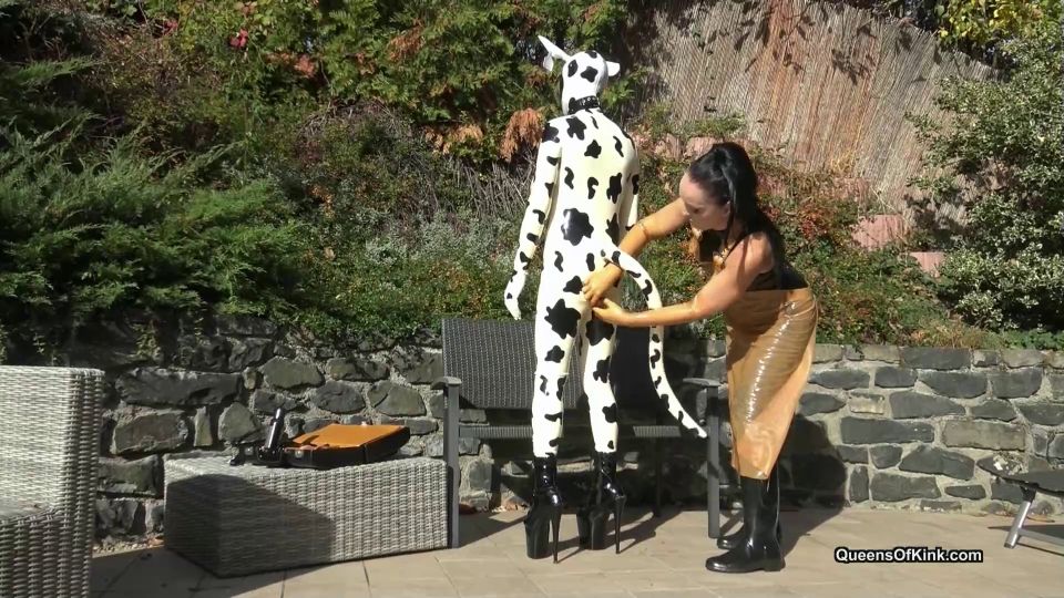 [K2S.CLUB] Queens of Kink - Fetish Liza and Natalie Goth TV - Latex cow inspected and fucked stage 1 - FullHD 1080P