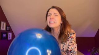 Femdom Porn SneezeGoddess – Sneezing During a Balloon Video-2