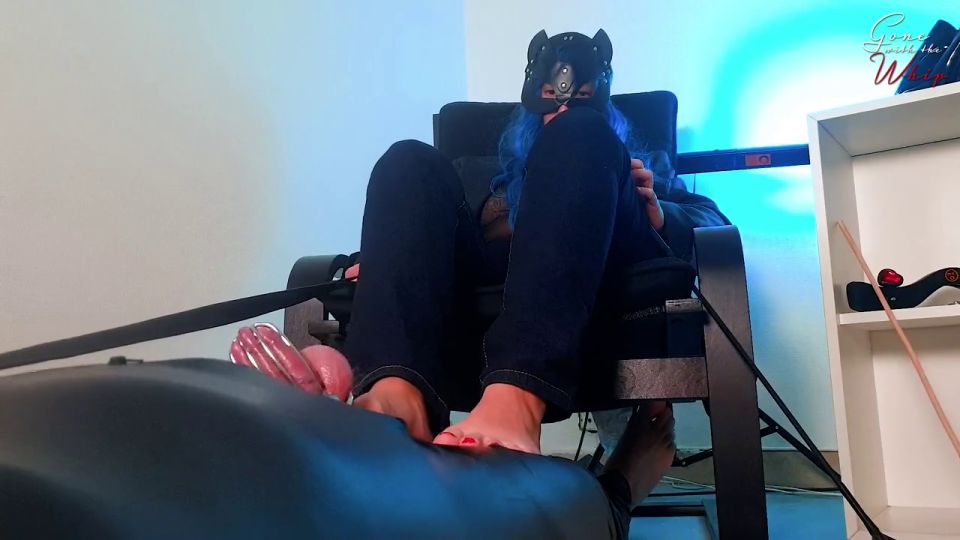 fetish Gone with the Whip Gone with the Whip aka gonewiththewhip - 03-18-2024 OnlyFans Video - Chastity Teasing Footjob Today, I show my slave what its like to feel a footjob with video