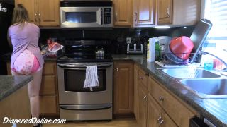DiaperedonlineAlisha Alisha Cleaning Kitchen-0