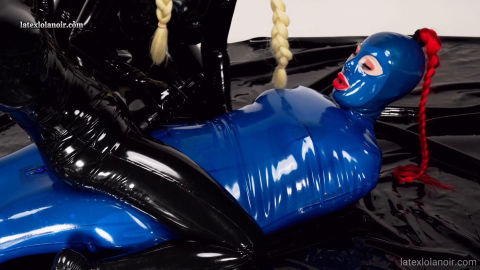 LatexLolaNoir - Trapped Teased.