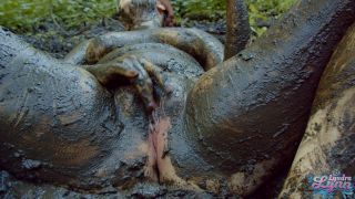 Lyndra Lynn - Rotkäppchen masturbiert im waldschlamm 1080P - Amateur-7