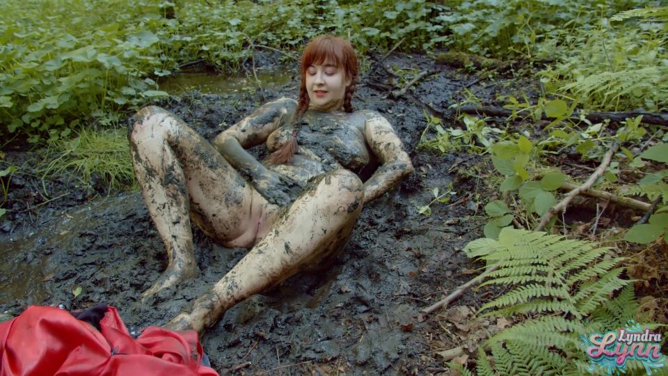 Lyndra Lynn - Rotkäppchen masturbiert im waldschlamm 1080P - Amateur